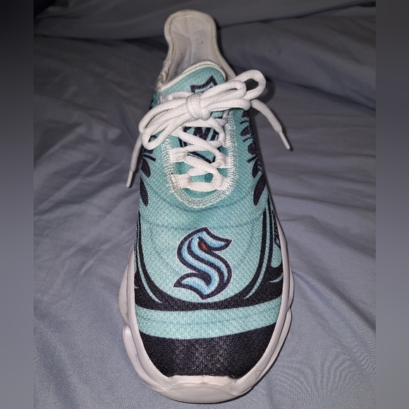 A pair of Seattle Kraken Chris athletic shoes in a EU 43 size 43, or US 9/9.5. - Picture 2 of 12